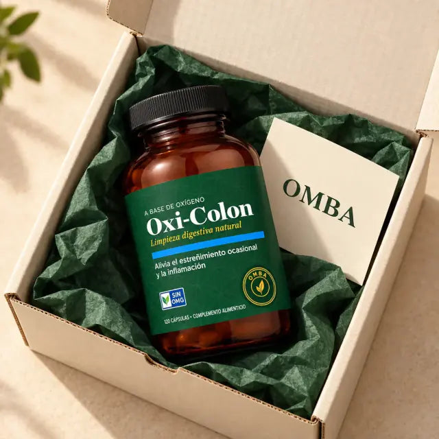Presentación ilustrativa de Oxi-Colon en una caja con papel verde y tarjeta OMBA